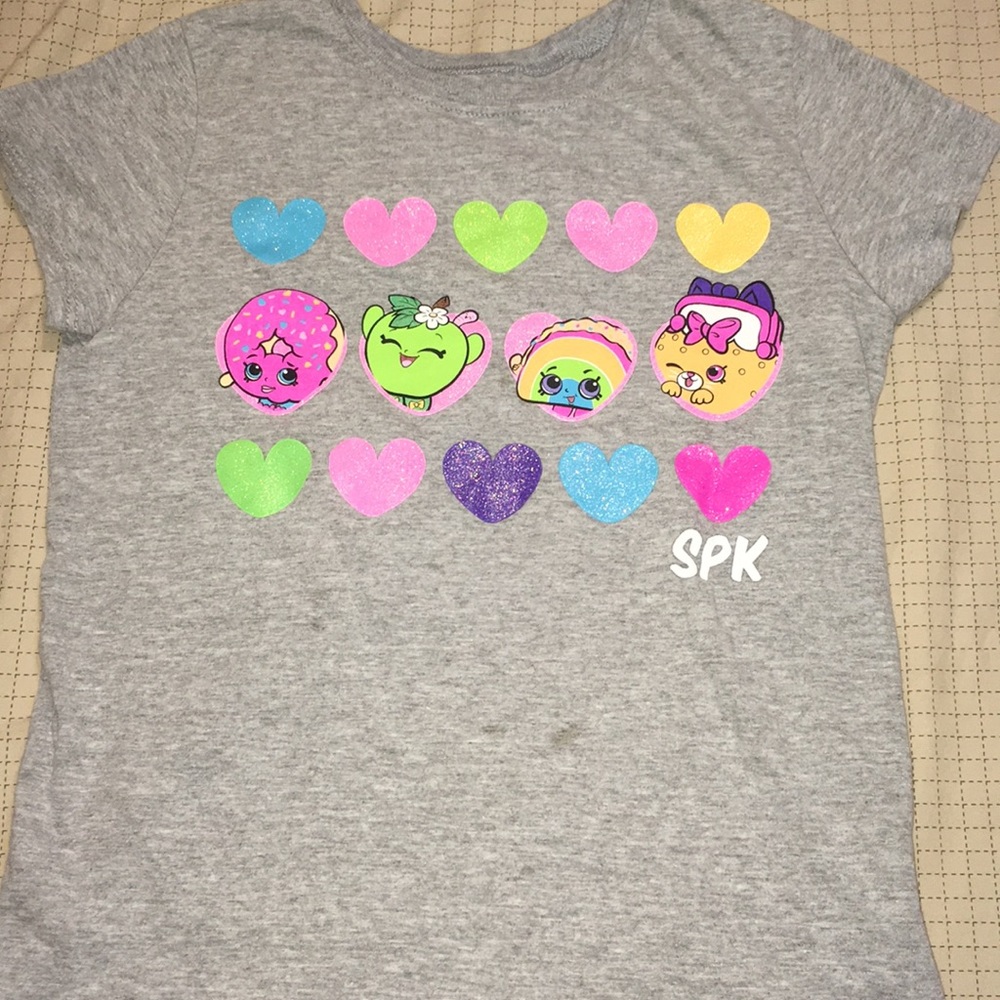 This is a gray Shopkins cartoon child’s t-shirt!